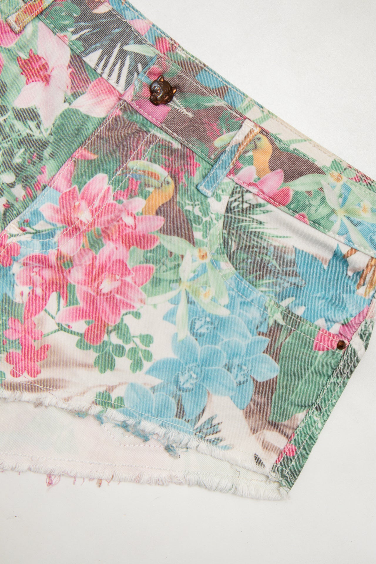 #158 Shorts Multicolor Tropical Print On Off-white Base | c. 174 | Size 8
