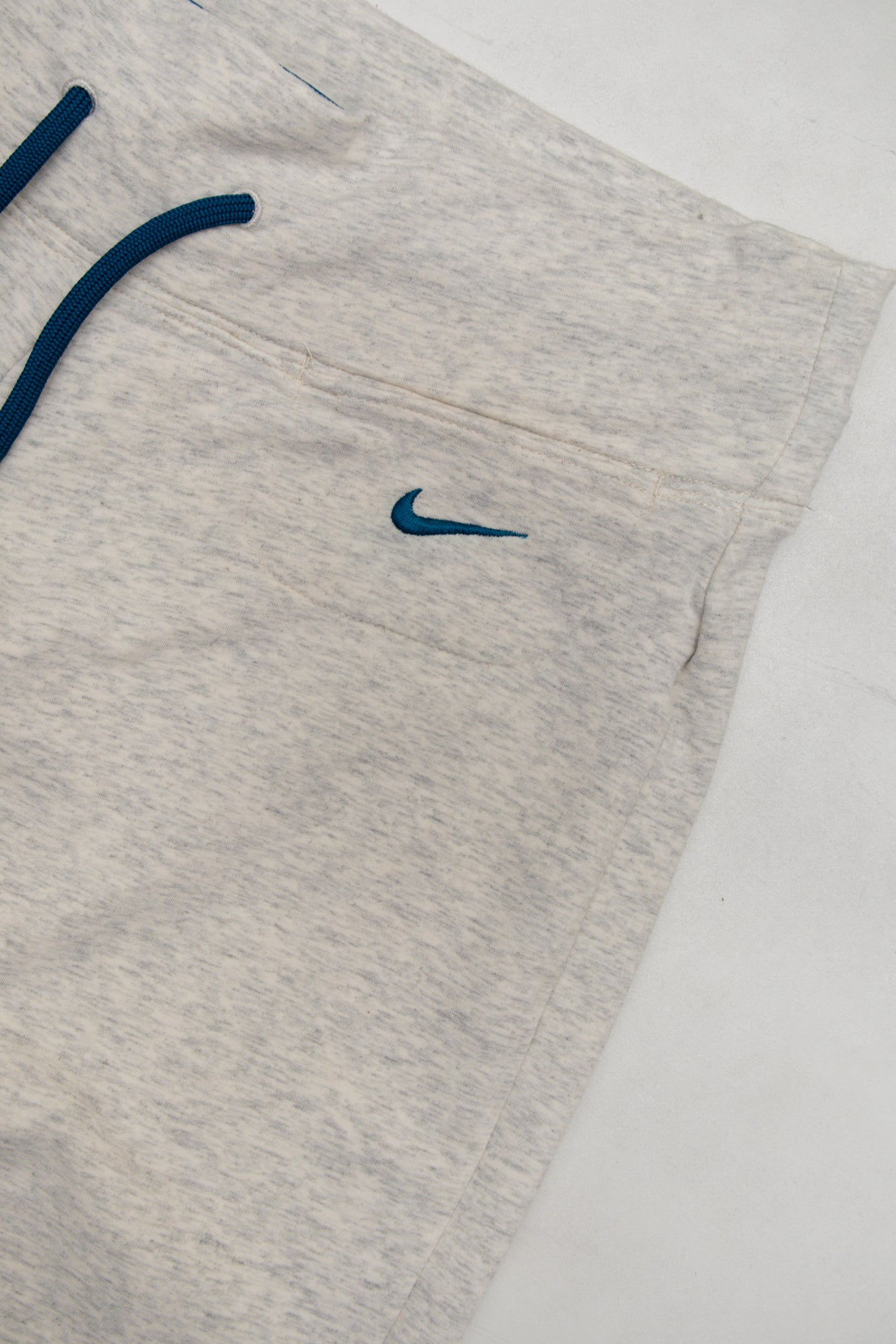 #103 Nike Cropped Sweatpants / Capri Pants Gray | c. 173 | Size 8