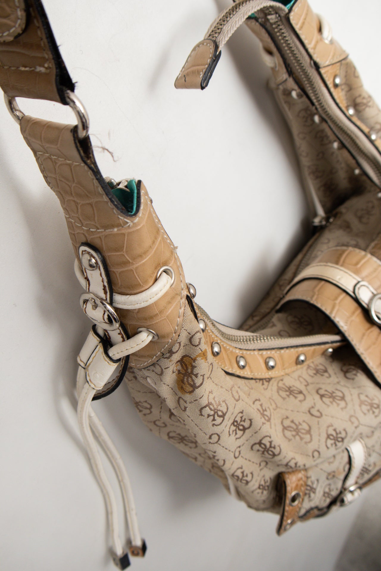 #220 Guess Shoulder Bag Beige | c. 175 | Size